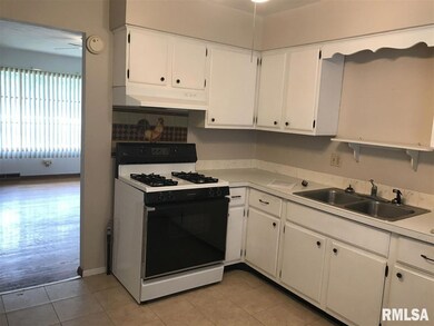 1637 W 43rd St, Davenport, IA 52806 - photo 7