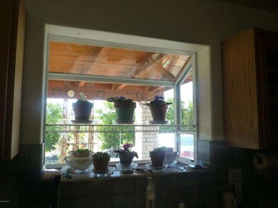 Kitchen garden window
