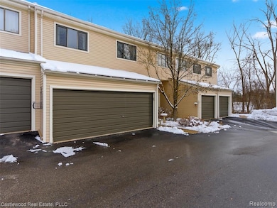 5868 Shore Ct unit 29, Clarkston, MI 48346 - photo 3