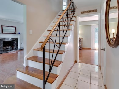 12827 Melville Ln, Fairfax, VA 22033 - photo 6