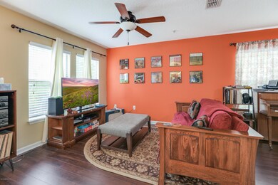 004_Family Room