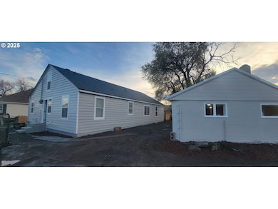 1123 W 2nd St, the Dalles, OR 97058 - photo 2