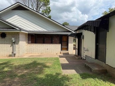 413 E Harper Ave, Waurika, OK 73573 - photo 3