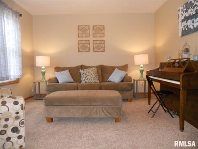 4334 Kelling St, Davenport, IA 52806 - photo 2