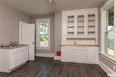 322 E 10th St, Davenport, IA 52803 - photo 4