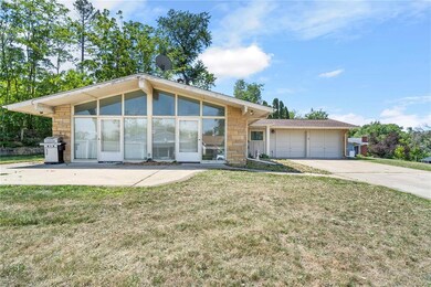 3835 Indiandale Cir SE, Cedar Rapids, IA 52403 - photo 2