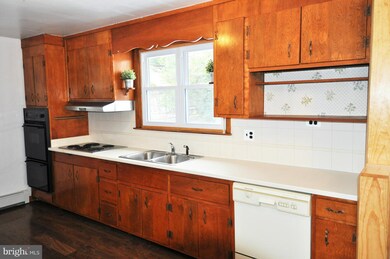 1220 Saint Andrews Way, Baltimore, MD 21239 - photo 5