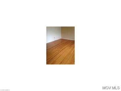 HARDWOOD FLOOR IN LIVING ROOM