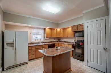 323 W 5th St, Auburn, IN 46706 - photo 5