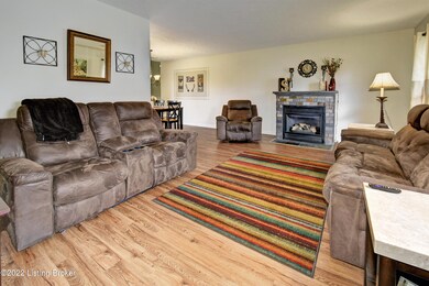 8022 Apple Valley Dr, Louisville, KY 40228 - photo 5