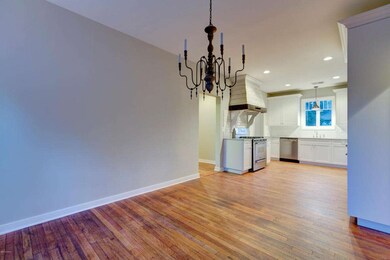 221 Breakfast nook 2