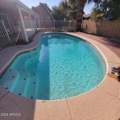4813.SPARKLING POOL