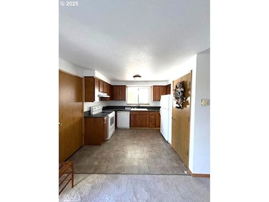 311 SW Jasmine Ct, McMinnville, OR 97128 - photo 7