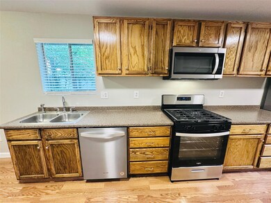 Kitchen with appliances with stainless steel fini