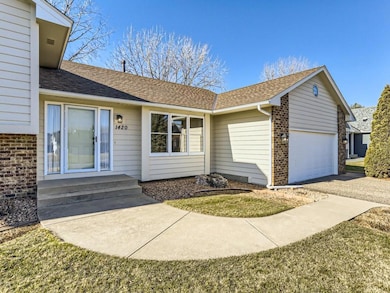 1420 Interlachen Cir, Woodbury, MN 55125 - photo 2