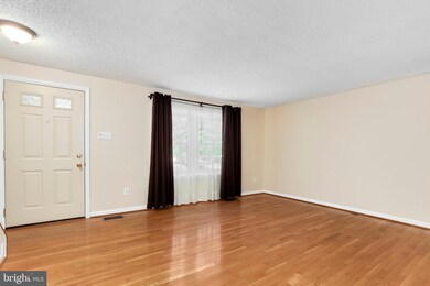 8661 Bent Arrow Ct, Springfield, VA 22153 - photo 5