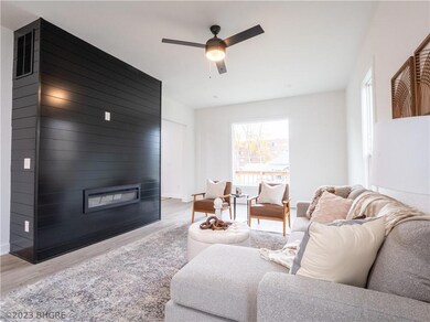 323 W 2nd St S, Newton, IA 50208 - photo 5