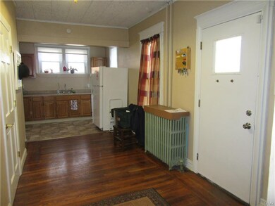 Large Eat-In Kitchen