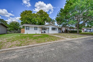 808 Sunset St, Fredericksburg, TX 78624 - photo 2