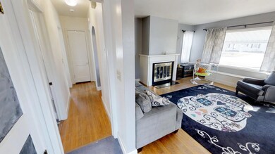 Living Room/Hallway<|><|>