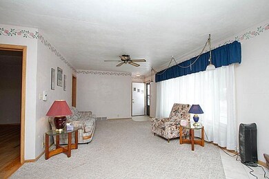 Large Living Room w/ Large Bay Windows