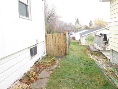 View of yard featuring a shed