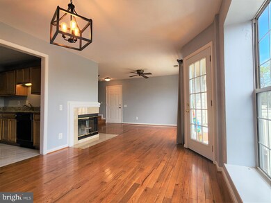 9296 Cardinal Forest Ln unit 301, Lorton, VA 22079 - photo 3