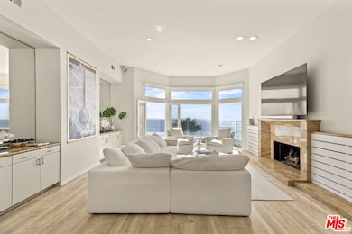 Living Room w Views