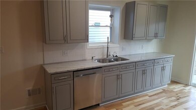 Granite counters, tiled backsplash (and instant ho