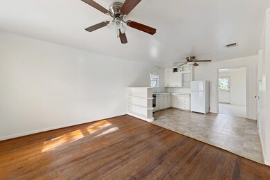 512 W College St, Fredericksburg, TX 78624 - photo 4