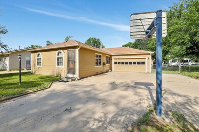 141 N Tracy St, Wichita, KS 67212 - photo 2