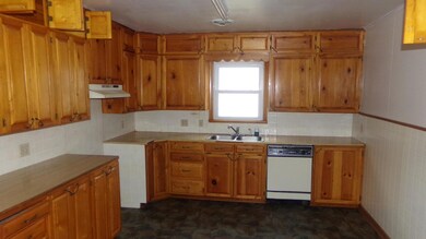 914 3rd St, Oswego, KS 67356 - photo 6