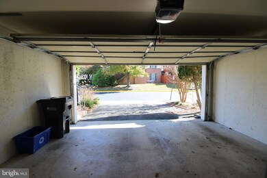 4072 Walnut Cove Cir, Fairfax, VA 22033 - photo 2