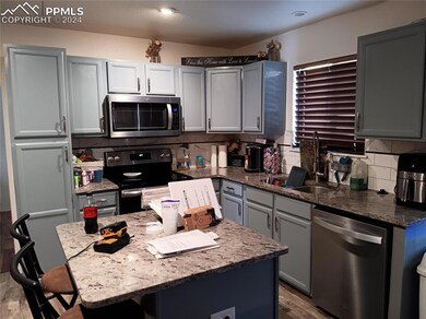 Kitchen with a kitchen island, tasteful backsplash