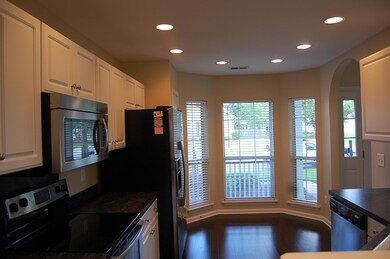 Kitchen w: Eat In Breakfast Area
