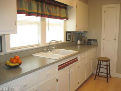 407 W Morehead St, Reidsville, NC 27320 - photo 7