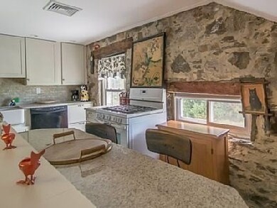 10 William St unit 3, Fairhaven, MA 02719 - photo 2