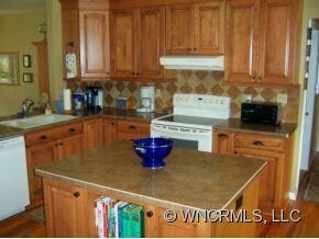 Kitchen w/ Island