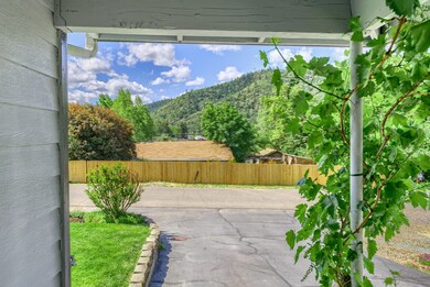 351 N 5th Ave, Gold Hill, OR 97525 - photo 4
