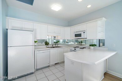 Kitchen w/ peninsula seating