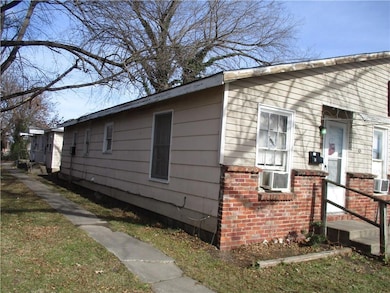 305 W Maple St, Columbus, KS 66725 - photo 2