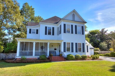 Gorgeous Curb Appeal-Large Front Yard
