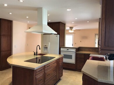 Opened up and remodeled in 2006. Large Island with