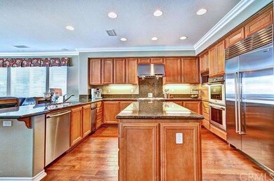 GOURMET KITCHEN WITH SUB ZERO REFRIGERATOR, SS THR