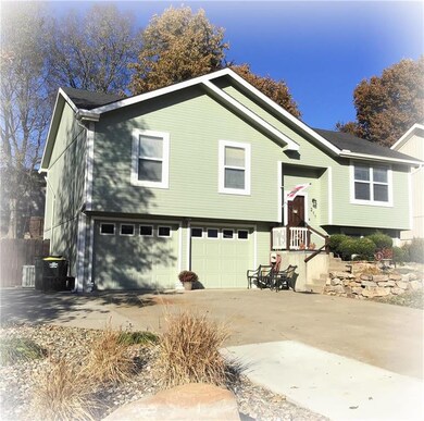 211 Jayhawk Ct, Lansing, KS 66043 - photo 2