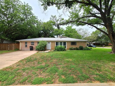 925 Bedford Ct W, Hurst, TX 76053 - photo 5