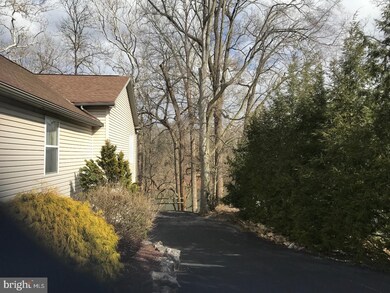 1033 Riverview Dr, Reading, PA 19605 - photo 2