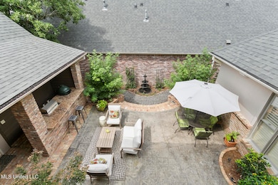 Amazing Courtyard /Outdoor Kitchen