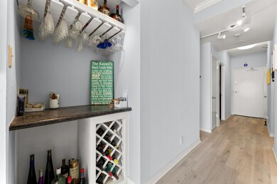  Large foyer with coat closet - Enjoy entertaining