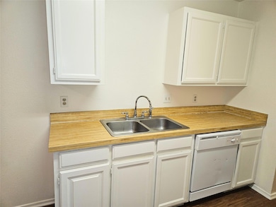 7523 April Ln, North Richland Hills, TX 76182 - photo 5